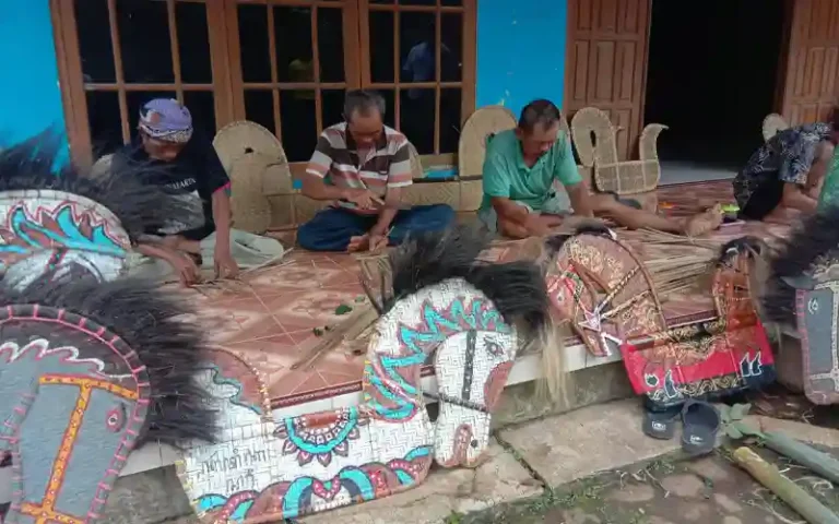 Tradisi permainan reog dan kuda lumping yang masih dipertahankan kelestariannya di Dusun Dukuhsari, Desa Muncar, Kecamatan Susukan, Kabupaten Semarang. Meskipun di tengah kemajuan teknologi dan informasi, sebagian besar pemain reog yang tergabung dalam kelompok Langen Turonggo Kartiko Sari masih mempertahankan tradisi ini. Mereka tidak hanya bermain reog, tetapi juga mahir membuat kerajinan kuda lumping.