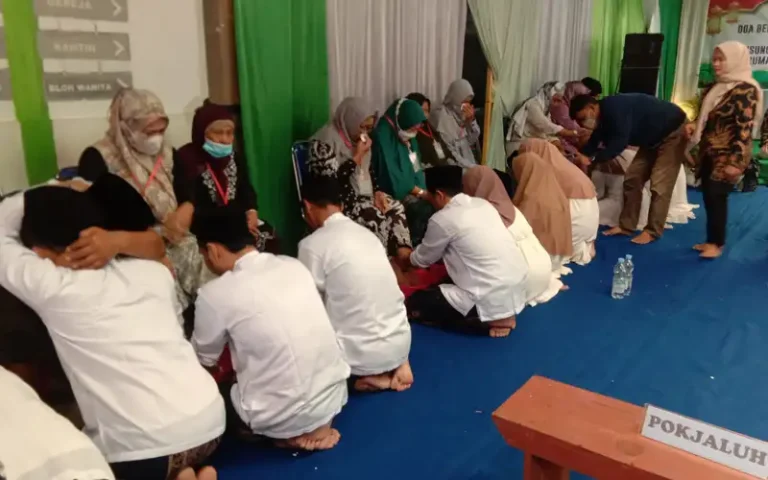 Rutan Salatiga menggelar doa bersama, peringatan Isro Mi'roj dan program 'sungkeman' untuk Warga Binaan Pemasyarakatan (WBP) menjelang bulan suci Ramadhan 1444 Hijriyah. Program ini bertujuan untuk memberikan kesempatan kepada WBP untuk memohon maaf dan berjanji di hadapan orang tua dan keluarga serta menjadi pribadi yang lebih baik.