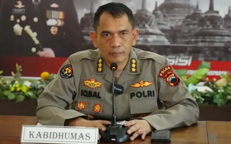 Polda Jawa Tengah tengah melakukan penyidikan pidana terhadap lima anggota Polri yang diduga melakukan KKN dalam rekrutmen Bintara Polri tahun 2022. Proses ini dilakukan secara profesional dan proporsional, seiring dengan upaya untuk menegakkan prinsip bersih, transparan, dan akuntabel dalam rekrutmen anggota Polri.
