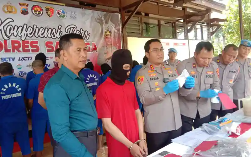 Satuan Reserse Narkoba (Resnarkoba) Polres Salatiga telah berhasil menangkap seorang pelaku pengedar narkoba jenis Yarindu. Pelaku berinisial GAW (20) berasal dari Dampyak, Kecamatan Pabelan, Kabupaten Semarang, yang diduga mengedarkan sebanyak 1001 butir pil Yarindu.