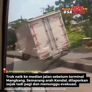INFOGRAGIS | Truk box naik ke median jalan lokasi di Jl. Raya Mangkang arah Kendal tepatnya sebelum terminal Mangkang, Kawan Rasika melaporkan truk kecelakaan sejak tadi pagi dan menunggu evakuasi. Sementara belum menimbulkan antrean lalu lintas.
