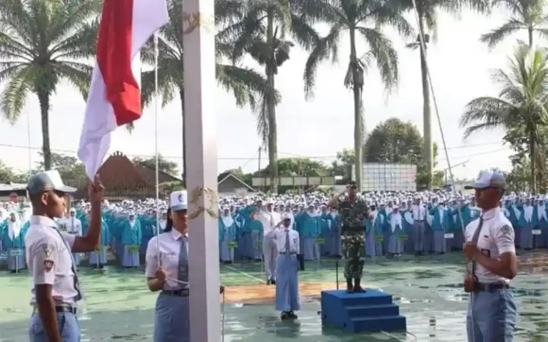 Komandan Kodim 0714/Salatiga, Letkol Inf Ade Pribadi Siregar, menjadi pembina upacara di SMA Negeri 1 Tengaran. Dalam amanatnya, Dandim mendorong para siswa untuk giat belajar dan meningkatkan pemahaman wawasan kebangsaan, serta memanfaatkan kemajuan teknologi dengan positif.