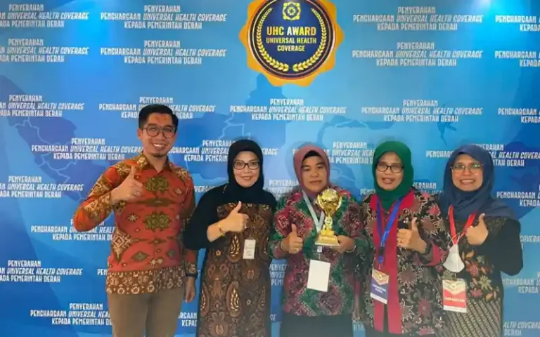 Penghargaan UHC (Universal Health Coverage) telah diberikan oleh Wakil Presiden RI Ma'ruf Amin kepada 22 provinsi, 334 kabupaten, dan kota yang mendukung Program Jaminan Kesehatan Nasional-Kartu Indonesia Sehat (JKN-KIS) sebagai program strategis nasional.