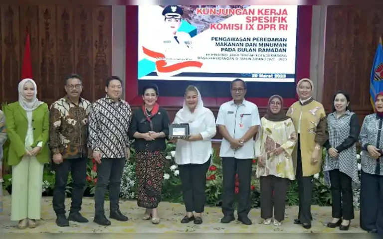 Wali Kota Semarang, Hevearita Gunaryanti Rahayu, menerima kunjungan kerja dari Komisi IX DPR RI dan BPJS untuk melakukan pengawasan peredaran makanan dan minuman di Bulan Ramadan 1444 Hijriah. Pemerintah Kota Semarang telah membentuk tim Jejaring Keamanan Pangan Daerah (JKPD) untuk menjamin keamanan makanan dan minuman yang beredar.