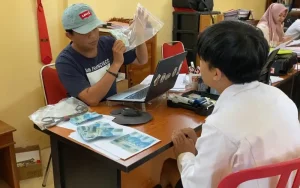 Satuan Reskrim Polres Salatiga berhasil menangkap seorang pemuda warga Pandean Ngablak Magelang yang diduga sebagai pelaku peredaran uang palsu. Pelaku diamankan karena diduga mengedarkan uang palsu saat membayar COD (Cash On Delivery) satu unit Handphone Samsung A32 di Perempatan Kecandran Sidomukti Kota Salatiga.