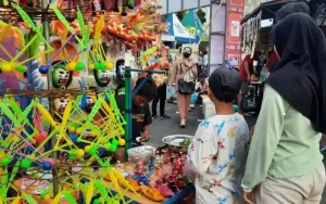 Pasar Dugderan 2023 di Kota Semarang telah kembali dibuka setelah tiga tahun vakum akibat pandemi Covid-19. Lebih dari 165 pedagang menawarkan beragam kuliner, pakaian, mainan, dan wahana permainan untuk memeriahkan acara ini.