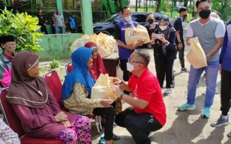 Inspektorat Salatiga membagikan parcel Lebaran yang diterima oleh Pj. Wali Kota, Sekda, dan beberapa kepala OPD kepada kaum dhuafa. Ada 17 parcel yang diterima oleh dua penyelenggara negara dan 10 ASN, yang terdiri dari bahan cepat busuk dan barang lainnya. Parcel yang berisi bahan makanan dan minuman dibagikan kepada 30 orang dengan tambahan beras dan minyak.