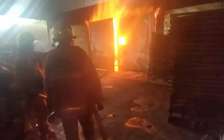 Pabrik Briket Donarosa Sinergi di Kota Salatiga mengalami kebakaran akibat oven yang over heat pada Sabtu, 15 April 2023. Kronologi terbakarnya masih belum jelas, namun penyebabnya disebut karena mesin briket yang mengalami over heat.