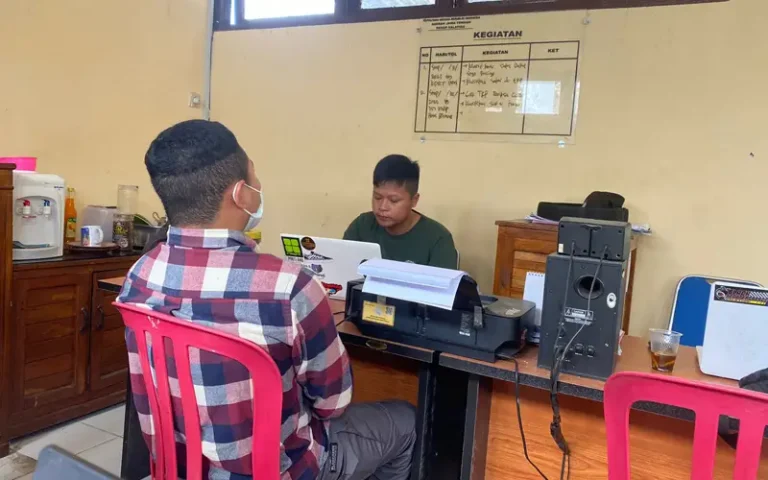 Dua tersangka penganiayaan berinisial BS alias Uyab (28) warga Rekesan Sidomukti Salatiga dan YA (30) telah ditahan oleh Polisi setelah melakukan pemukulan dan tendangan kepada korban berinisial BT. Kejadian ini terjadi di Gang Petung Rekesan, Mangunsari Sidomukti Kota Salatiga pada Jumat, 27 Januari 2023 lalu.