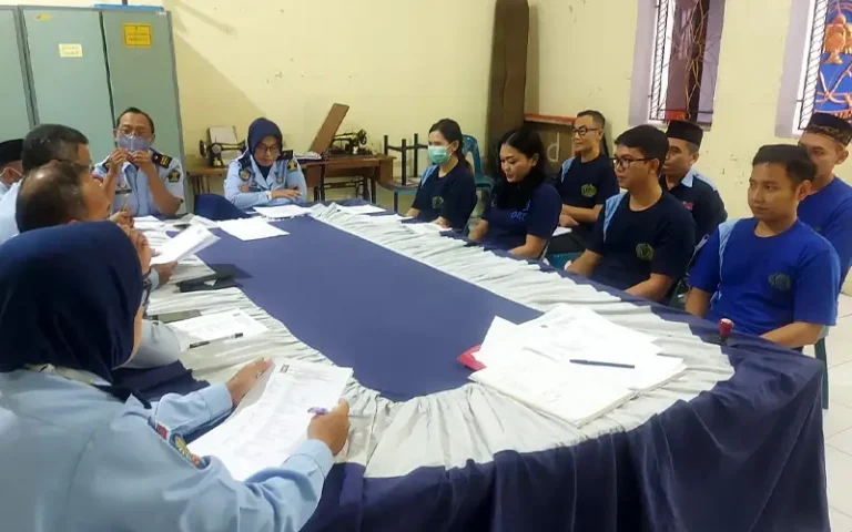 Tujuh orang Warga Binaan Pemasyarakatan (WBP) di Rutan Salatiga telah disetujui untuk mengikuti program Asimilasi Rumah dan Integrasi. Sidang Tim Pengamat Pemasyarakatan (TPP) dilakukan untuk mengevaluasi proses pembinaan narapidana dan mempertimbangkan persetujuan pengusulan proses re-integrasi sosial bagi WBP.