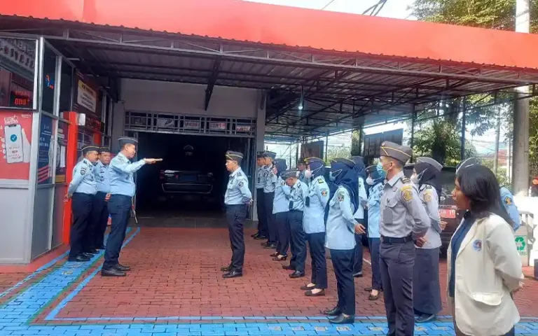 Kepala Rumah Tahanan Negara (Rutan) Salatiga, Andri Lesmano, menegaskan agar seluruh Aparatur Sipil Negara (ASN) dilingkungan Rutan Salatiga untuk menerapkan gaya hidup sederhana dan bijak dalam penggunaan media sosial. Hal ini sejalan dengan instruksi Presiden Joko Widodo dan pimpinan Kementerian Hukum dan HAM.