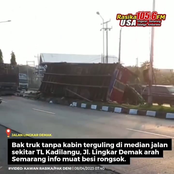 Bak truk tanpa kabin terguling di median jalan sekitar lampu lalu lintas Kadilangu, jalan lingkar Demak. Informasi Kawan Rasika mengatakan jika truk muay besi rongsok.