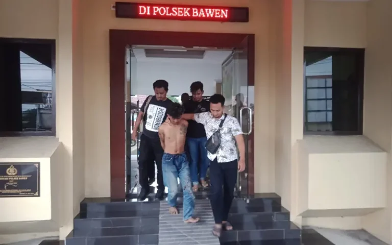 Polsek Bawen berhasil mengamankan EW (22), seorang warga Depok, Jawa Barat yang diduga melakukan tindakan perampasan di wilayah Kabupaten Boyolali pada Selasa (4/4/2023). Kapolsek Bawen AKP Solekhan mengatakan kejadian itu bermula saat personel Polsek Bawen melakukan patroli Kepolisian Rutin Yang Ditingkatkan (KRYD) sebagai antisipasi tindak kejahatan di bulan ramadan.