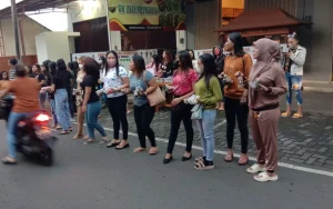 Ratusan pemandu karaoke di kawasan Sarirejo, Salatiga mengadakan kegiatan berbagi takjil dengan tema "berbagai berkah Ramadan" yang dibagikan di sekitar jalan Ki Penjawi. Kegiatan ini diinisiasi oleh paguyuban karaoke Sarirejo (Pakarsa) sebagai bentuk mencari berkah di bulan Ramadan dan kebersamaan antara karyawan karaoke.