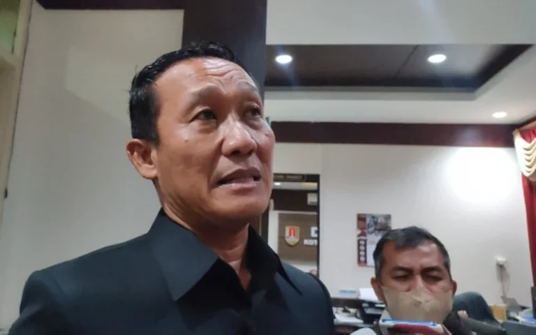 Dewan Perwakilan Rakyat Daerah (DPRD) Kota Semarang mengimbau para ketua rukun tetangga (RT) dan rukun warga (RW) untuk mendata para pemudik yang datang ke wilayahnya selama Lebaran 1444 Hijriyah guna menjaga keamanan lingkungan. DPRD Kota Semarang mengharapkan RT-RW dapat melakukan pendataan tentang identitas pemudik, termasuk asal mereka dan keluarganya, dan kemudian mengirimkan data tersebut ke kelurahan.