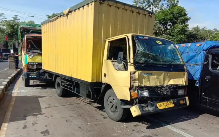 Truk Hino mengalami rem blong dan menabrak tiga truk, satu mobil, dan satu motor yang sedang berhenti di perempatan Kecandran. Beruntung, tidak ada korban jiwa dalam kecelakaan ini. Kasatlantas Polres Salatiga mengungkapkan bahwa kecelakaan terjadi karena gangguan fungsi rem truk. Arus lalu lintas mengalami kemacetan dan lima kendaraan yang terlibat kecelakaan harus dievakuasi menggunakan mobil derek.