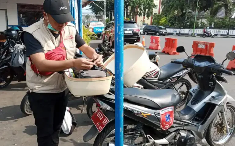Dinas Kesehatan Kota Salatiga menyiagakan dua ambulance motor selama arus mudik dan balik lebaran 1444 H/2023. Hal tersebut dilakukan untuk merespon keadaan darurat saat lalu lintas sedang padat. Kondisi darurat seperti ibu hamil akan lebih mudah ditangani dengan ambulance motor yang dapat menerobos kemacetan.