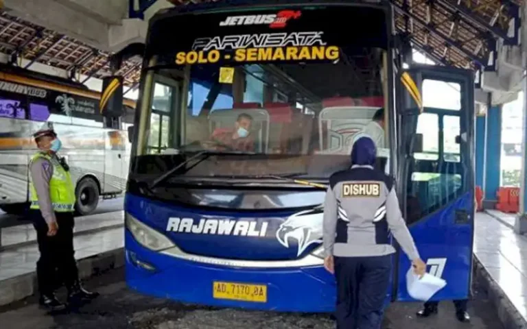 Dalam menyambut arus mudik Lebaran Idul Fitri 1444 Hijriah, Dinas Perhubungan (Dishub) Kota Semarang, Satlantas Polrestabes Semarang, dan petugas Dirjen Perhubungan Darat Terminal Tipe A Mangkang melakukan pengecekan ramp check pada sepuluh armada bus penumpang di Terminal Mangkang.