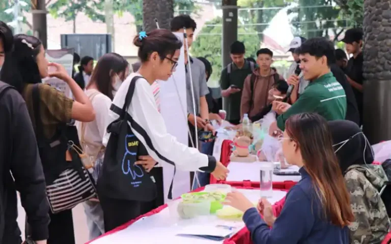 Expo Kewirausahaan Agribisnis digelar di Universitas Kristen Satya Wacana (UKSW) memamerkan berbagai produk inovatif pertanian. Sebanyak 16 kelompok mahasiswa dari Program Studi (Prodi) Agribisnis Fakultas Pertanian dan Bisnis (FPB) terlibat dalam kegiatan ini. Dekan FPB, Dr. Ir. Bistok Hasiholan Simanjuntak, M.Si., membuka kegiatan ini yang merupakan hasil dari kerja praktek lapangan dan mata kuliah perencanaan bisnis.