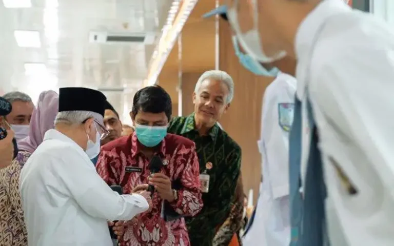 Rangkaian kunjungan kerja Wakil Presiden Ma'ruf Amin di Jawa Tengah diakhiri dengan meninjau Mal Pelayanan Publik (MPP) Kota Semarang di Terminal Mangkang. Gubernur Jateng, Ganjar Pranowo, turut mendampingi selama kunjungan tersebut. Dalam kunjungan tersebut, Ganjar Pranowo menemukan bahwa tingkat kunjungan masyarakat ke MPP Kota Semarang masih rendah. Ganjar Pranowo menyarankan agar MPP di Kota Semarang beralih ke arah digitalisasi jika tidak terlalu efisien.