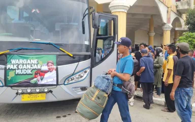 Gubernur Jawa Tengah, Ganjar Pranowo, telah melepas rombongan mudik gratis bagi perantau Jawa Tengah di Sumatera Utara secara virtual pada Kamis, 13 April 2023. Bantuan mudik gratis ini terdiri dari 30 bus yang mampu membawa sekitar 800 pemudik ke Jawa Tengah.