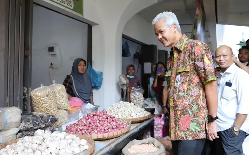 Gubernur Jawa Tengah, Ganjar Pranowo, memastikan harga kebutuhan pokok di Jateng stabil menjelang Hari Raya Idul Fitri melalui operasi pasar. Gubernur menekankan bahwa operasi pasar akan terus dilakukan hingga mendekati Hari Raya Idul Fitri untuk mencegah inflasi daerah.