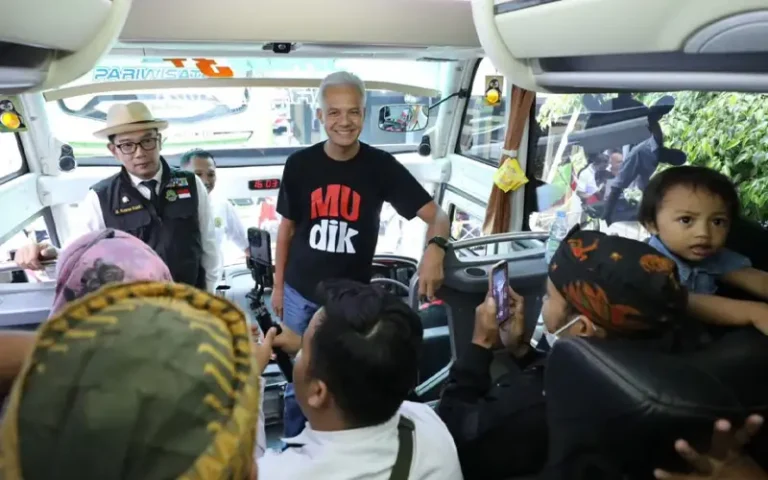 Gubernur Jawa Tengah, Ganjar Pranowo, melepas keberangkatan pemudik asal Jateng ke Bandung dengan mudik gratis. Acara tersebut dihadiri oleh Gubernur Jawa Barat, Ridwan Kamil, dan Bupati Bandung Barat, Hengky Kurniawan. Program mudik gratis Pemprov Jateng untuk warga Jateng di Jabar sudah dilaksanakan dua kali dan disambut antusias oleh para penumpang.