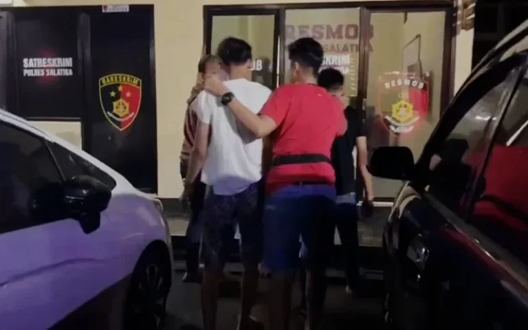 Satuan Reserse Kriminal Polres Salatiga berhasil mengungkap kasus pencurian burung bernilai ratusan juta rupiah di Kota Salatiga. Dua tersangka berinisial GPS dan HSAA berhasil ditangkap dan merupakan residivis kasus serupa. Kerugian peternak mencapai 205 juta rupiah. Pelaku dikenakan Pasal 363 KUHP dengan ancaman hukuman 7 tahun penjara.