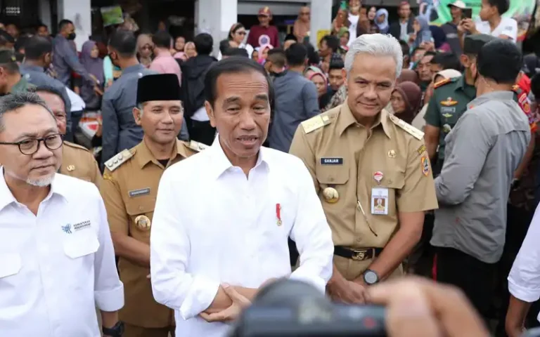 Gubernur Jawa Tengah, Ganjar Pranowo, bersama dengan Presiden Joko Widodo, melakukan kunjungan ke sejumlah pasar tradisional di Jawa Tengah pada hari Senin (10/4/2023) untuk mengecek harga dan stok kebutuhan pokok jelang lebaran. Dalam kunjungan ini, Ganjar dan Jokowi meninjau tiga pasar di Kabupaten Boyolali dan Kota Surakarta.