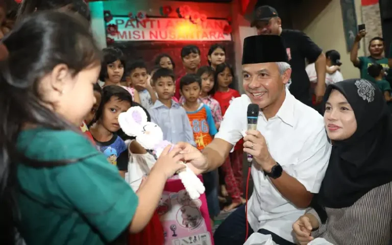 Gubernur Jawa Tengah, Ganjar Pranowo, mengunjungi dua panti asuhan di Solo dan Karanganyar dalam rangka peringatan Jumat Agung dan Paskah. Di sana, ia memberikan hadiah mainan dan berbagi kebahagiaan dengan puluhan anak yang tinggal di sana. Ganjar mengajak semua pihak untuk peduli pada anak-anak yang tinggal di panti asuhan dan melindungi serta menyayangi mereka.