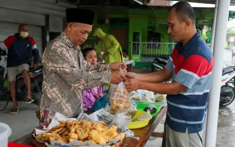 Ahmad Afifudin, seorang guru ngaji asal Desa Tamansari, Kabupaten Demak, menerima uang insentif sebesar Rp100 ribu per bulan dari Gubernur Jawa Tengah, Ganjar Pranowo. Meskipun tidak seberapa, insentif tersebut sangat membantu Ahmad dalam menambah modal usaha istri berjualan gorengan. Ahmad dan rekan-rekan guru agama lainnya merasa terbantu dengan adanya insentif dari pemerintah karena sebelumnya tidak pernah ada insentif untuk mereka.