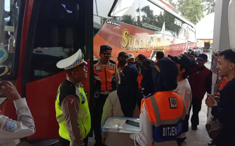 Dinas Perhubungan (Dishub) dan Kepolisian Resort Salatiga melakukan pemeriksaan fisik dan kelengkapan surat (ramcek) bus angkutan Lebaran yang masuk di Terminal Tingkir Salatiga pada hari Selasa (11.4.2023) sore. Kepala Dishub Kota Salatiga, Sri Satuti, menyatakan bahwa pemeriksaan dilakukan untuk memastikan kelayakan kendaraan dan surat-surat kendaraan serta pengemudi agar dalam mengangkut penumpang pada masa lebaran bisa lancar dan selamat sampai tujuan.