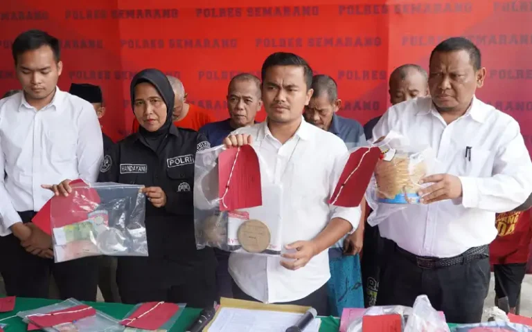 Polres Semarang berhasil mengamankan sembilan pelaku judi dari dua lokasi berbeda dalam giat operasi penyakit masyarakat selama bulan suci Ramadan. Pelaku judi online diamankan di wilayah Ungaran dan pelaku judi dadu kopyok diamankan di Desa Papringan, Kecamatan Kaliwungu, Kabupaten Semarang. Dari penangkapan tersebut, polisi berhasil menyita barang bukti seperti uang tunai, ATM, handphone, plastik terpal, mata dadu, tempurung kelapa, dan alas kayu. Para pelaku akan dikenakan Pasal 303 KUHP.