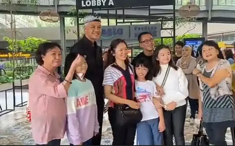 Gubernur Jawa Tengah, Ganjar Pranowo memeriksa kesiapan rest area Pendopo KM 456 Salatiga dalam menyambut pemudik lebaran 1444 H. Ganjar mengecek ketersediaan tempat sampah, kebersihan toilet, dan antisipasi penumpukan pemudik di rest area. Ganjar juga meminta pengelola untuk menyiapkan petugas yang siap mengingatkan agar pemudik tidak terlalu lama berada di rest area.