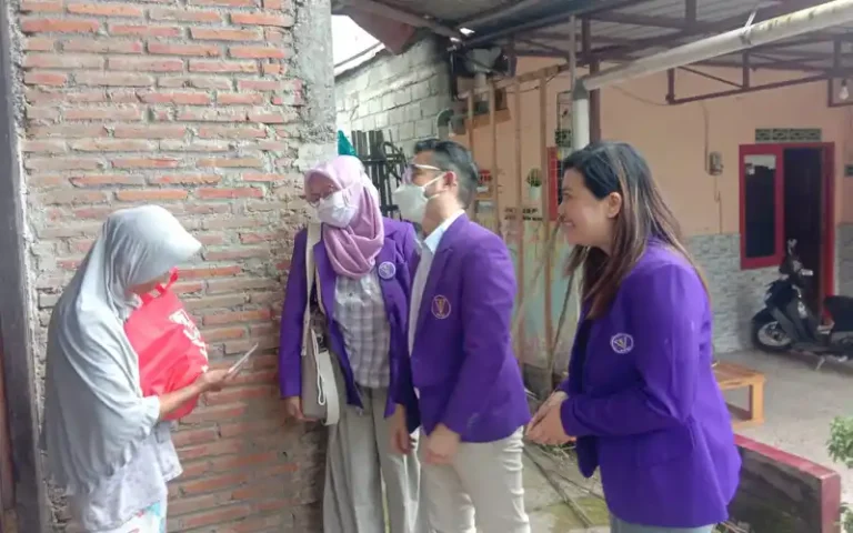 Masih kurangnya pemahaman masyaakat akan kesehatan gigi, membuat Persatuan Dokter Gigi seluruh Indonesia (PDGI) kota Salatiga melakukan edukasi pentingnya merawat gigi kepada warga dikelurahan Tingkir Tengah, kamis 20.4.2023 sore.