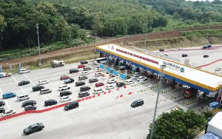 PT Jasamarga Transjawa Tol (JTT) telah mempersiapkan layanan operasional jalan tol di wilayah Jawa Tengah untuk menghadapi arus mudik dan balik perayaan Hari Raya Idul Fitri 1444 H pada tanggal 17 April 2023 hingga 2 Mei 2023. Direktur Utama PT Jasamarga Semarang Batang, Nasrullah memprediksi peningkatan volume kendaraan hingga 92,4% pada arus mudik dan 82,8% pada arus balik dibandingkan kondisi normal bulan Februari 2023.