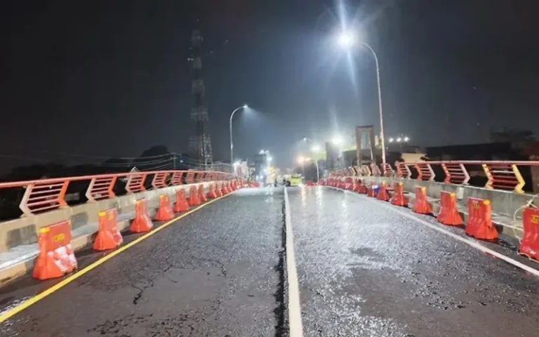 Jembatan Juwana di Kabupaten Pati, Jawa Tengah, sudah bisa dilalui oleh kendaraan meskipun hanya satu jalur yang tersedia karena proses finishing masih berlangsung. Jembatan Juwana akan dipercantik menjadi spot yang instagramable dalam waktu satu bulan. Jembatan yang memiliki panjang sekitar 80 meter ini didesain sama dengan jalan tol dan diperbolehkan untuk dilewati oleh semua jenis kendaraan. Pembukaan penuh dengan dua jalur dijadwalkan menjelang Lebaran untuk mengantisipasi kemacetan di Pantura Pati-Rembang.