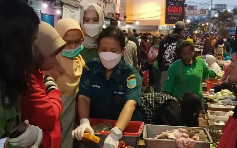 Dua penjual daging sapi di pasar pagi Salatiga ditegur petugas Dispantan karena diduga menjual daging yang kadar airnya melebihi ketentuan. Meski tidak ada daging yang disita, petugas mengingatkan agar penjual tidak mengulangi perbuatannya.