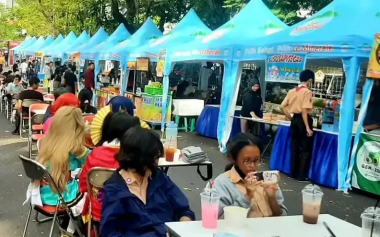 Kahath Fest 2023 telah dibuka untuk masyarakat di Kota Semarang dengan lebih dari 40 tenda yang menawarkan berbagai macam makanan dan minuman selama tiga hari dari Jumat hingga Minggu, 28-30 April 2023. Festival kuliner Semarangan ini menggabungkan antara kuliner dan hiburan, dengan pengisi acara seperti Pertelon Koplo, Sinar Fajar Band, Empat Band, lomba cosplay, festival band, komunitas motor custom dan mobil kuno, serta senam aerobik dan line dance.