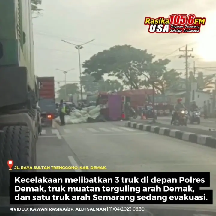 Terjadi kecelakaan informasi awal melibatkan 3 truk, lokasi di Jl. Sultan Trenggono, pantura Demak, persis di depan Polres Demak. Truk muat gabah terguling berada di jalur arah Demak, sedangkan ada 1 truk yang keluar badan jalan arah Semarang sedang evakuasi.