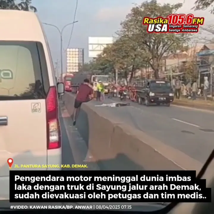 Dilaporkan terjadi kecelakaan lokasi di jalan raya Sayung jalur arah Demak, melibatkan sepeda motor dan truk. Korban pengendara motor terpantau meninggal dunia, posisi di lajur sebelah kanan. Sudah ada Polisi untuk mengatur lalu lintas dan upaya evakuasi.