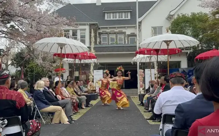 Dalam rangka peringatan 65 tahun hubungan diplomatik dan persahabatan Indonesia-Jepang diadakan Pameran Seni dan Budaya Bali di Wisma Duta Tokyo. Dalam pameran tersebut, berbagai pertunjukan seni dan budaya Bali ditampilkan, mulai dari tarian, gamelan, peragaan busana, hingga kain tenun endek yang dikombinasikan dengan gaya Jepang. Duta Besar RI untuk Jepang, Heri Akhmadi, mengharapkan Bali tetap menjadi destinasi wisata favorit bagi masyarakat Jepang.