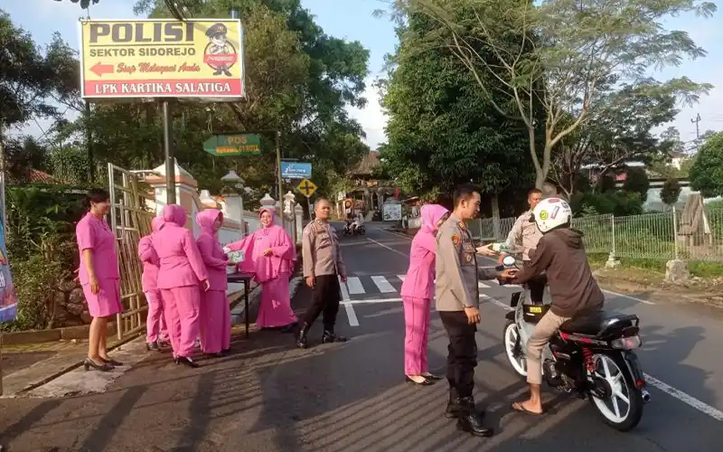 Bhayangkari Ranting Polsek Sidorejo Polres Salatiga membagikan takjil di depan Mapolsek setempat, Jalan Ki Penjawi No 19 Kecamatan Sidorejo Kota Salatiga, pada Sabtu (15/4/2023). Sedikitnya lima puluh paket takjil berupa makanan ringan dibagikan kepada masyarakat pengguna jalan yang melintas di Jalan Ki Penjawi.
