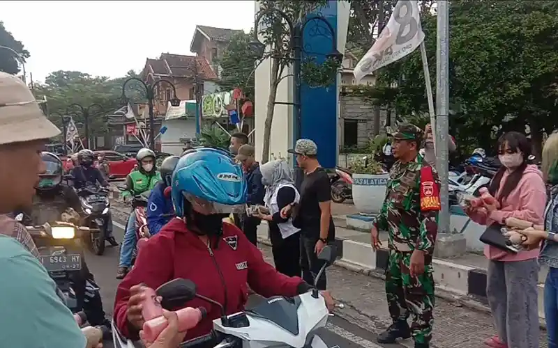 Polisi dan TNI Bagikan Takjil Gratis di Jalan Raya Fatmawati untuk Pemudik yang Berbuka Puasa. Sejumlah pengendara sepeda motor yang melintas di Jalan Raya Fatmawati, tepatnya di pertigaan Batas Kota Blotongan diberi takjil untuk berbuka puasa.