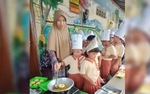 TK Pamardiyoga Dusun Setro, Desa Gondoriyo, Kecamatan Bergas, Kabupaten Semarang memberikan pembelajaran kewirausahaan kepada anak-anak melalui pembuatan donat. Kegiatan ini bertujuan untuk meningkatkan kreativitas dan motorik kasar anak, serta menjadi bekal di masa depan jika ingin menciptakan peluang kewirausahaan sendiri.