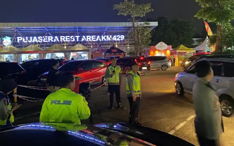 Volume arus kendaraan pemudik dari Jakarta menuju Jawa Tengah semakin meningkat. Peningkatan terlihat di Kabupaten Semarang, khususnya di rest area KM 429A Ungaran ruas tol Semarang-Solo. Meskipun demikian, situasi masih terkendali dan belum memerlukan tindakan pengalihan arus. Rest area tersebut telah menambah fasilitas untuk mengantisipasi terjadinya kepenuhan kapasitas.