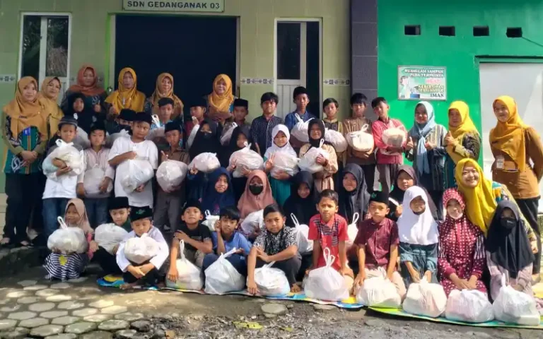 Dalam rangka mengisi bulan suci Ramadhan, SD Negeri Gedanganak 03 mengadakan kegiatan Amaliyah Ramadhan. Salah satu kegiatan Amaliyah Ramadhan itu adalah pengumpulan bahan pokok (Sembako).