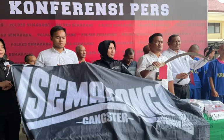 Polisi mengungkapkan motif penyerangan sekelompok remaja di exit tol Ungaran pada Minggu dini hari lalu. Para pelaku menggunakan senjata tajam dan minuman keras jenis tuak sebelum melakukan aksinya. Dalam konferensi pers, Kasat Reskrim Polres Semarang, AKP Kresnawan Hussein, menyampaikan bahwa 4 dari 5 orang tersangka penyerangan berhasil diamankan dan 1 orang masih dalam pengejaran.