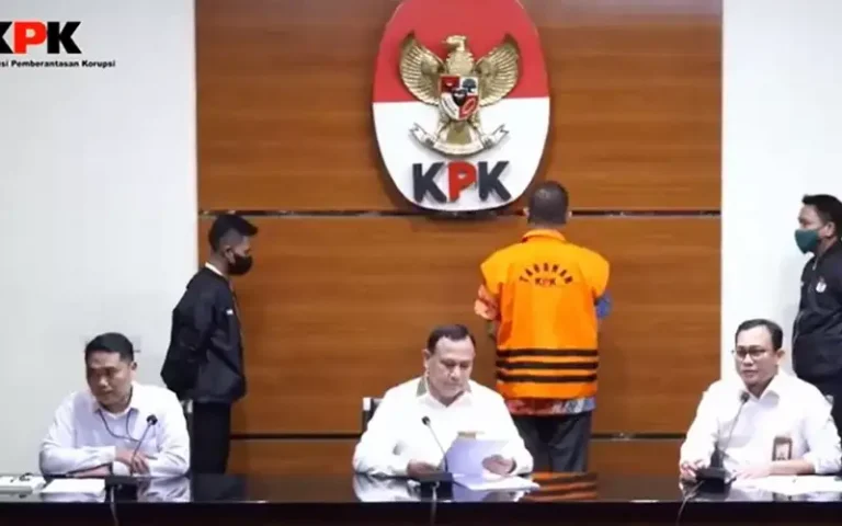 Komisi Pemberantasan Korupsi (KPK) menahan mantan pejabat Direktorat Jenderal Pajak, Rafael Alun Trisambodo (RAT), atas dugaan menerima gratifikasi dari wajib pajak. Penyidik KPK telah menemukan bukti awal berupa aliran uang gratifikasi sejumlah sekitar 90 ribu dolar Amerika, serta SDB berisi uang sejumlah sekitar Rp32,2 Miliar yang tersimpan di salah satu bank.