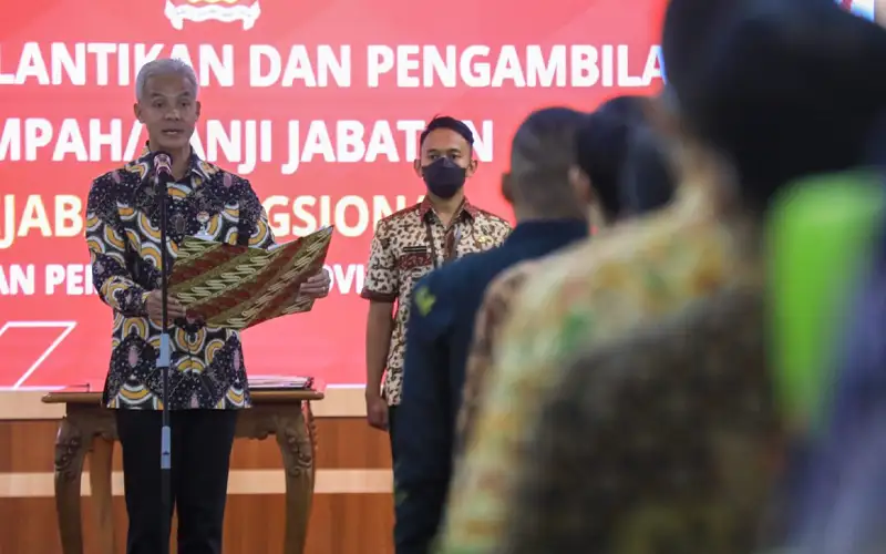 Pelantikan 866 pejabat fungsional kesehatan, guru, dan teknis di Pemerintah Provinsi dilakukan oleh Gubernur Jawa Tengah Ganjar Pranowo di Grhadhika Bhakti Praja pada Rabu (12/4/2023). Para pejabat yang dilantik terdiri dari 509 Pegawai Negeri Sipil dan 357 Pegawai Pemerintah dengan Perjanjian Kerja. Dalam acara tersebut, Ganjar Pranowo menekankan agar para pejabat fungsional bekerja secara optimal dalam memberikan pelayanan terbaik kepada masyarakat.
